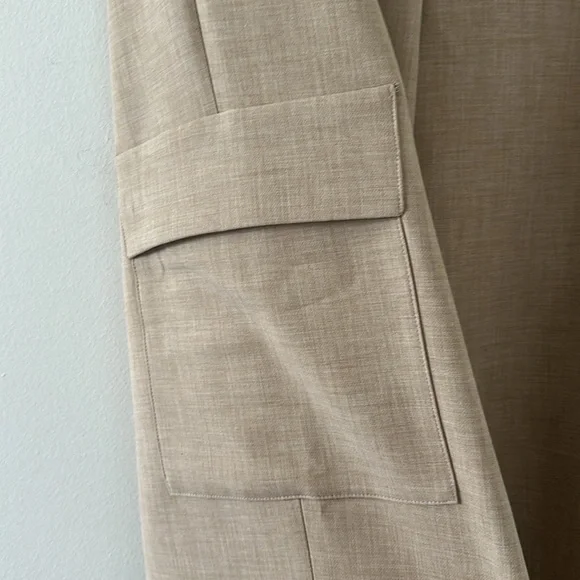 Aritzia Babaton Spotlight Cargo Pant high rise
Straight Leg - Picture 8 of 16